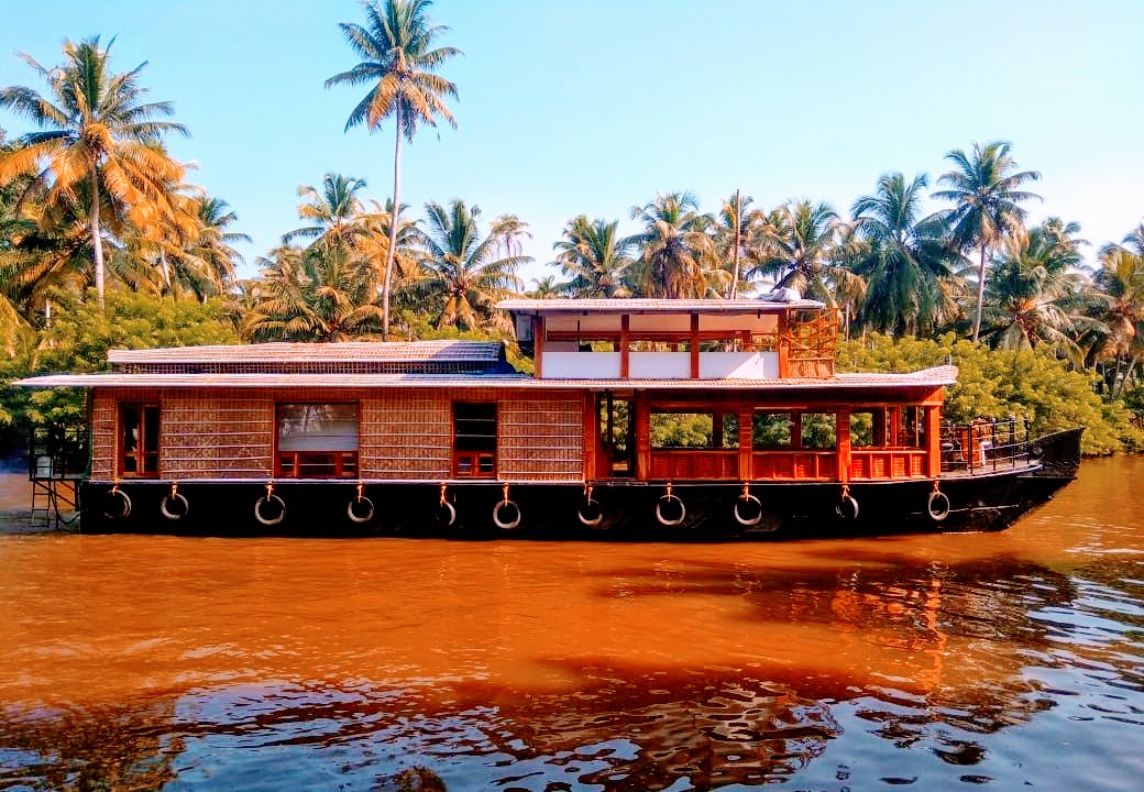 1 Bedroom Deluxe Houseboat - Kumarakom Houseboat Club