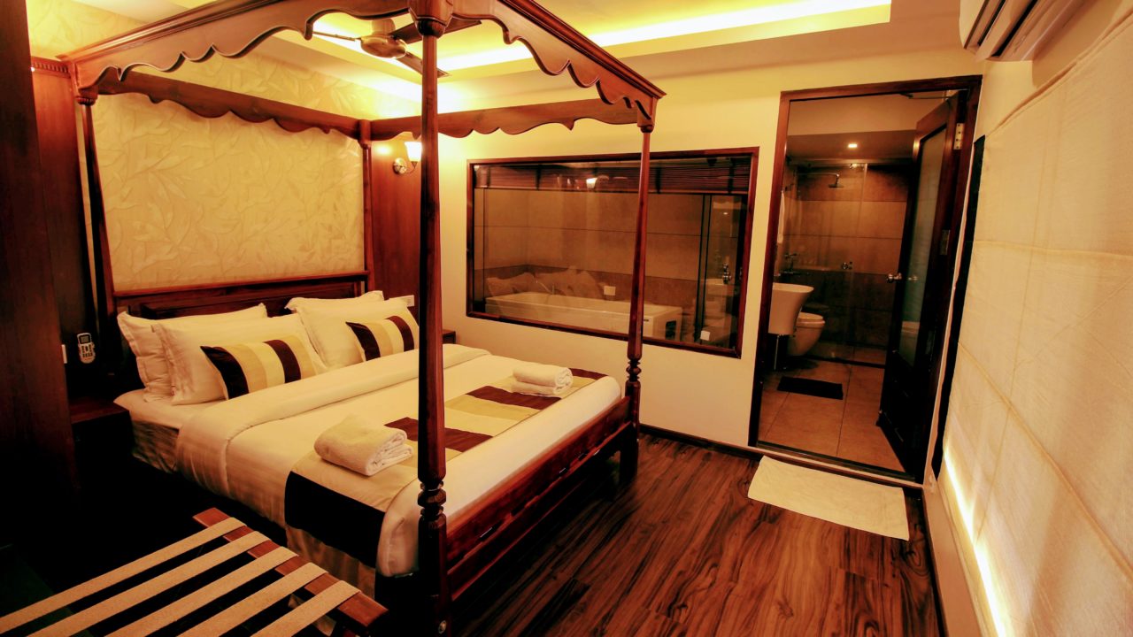 1 Bedroom Luxury Houseboat with Jacuzzi Kumarakom Houseboat club
