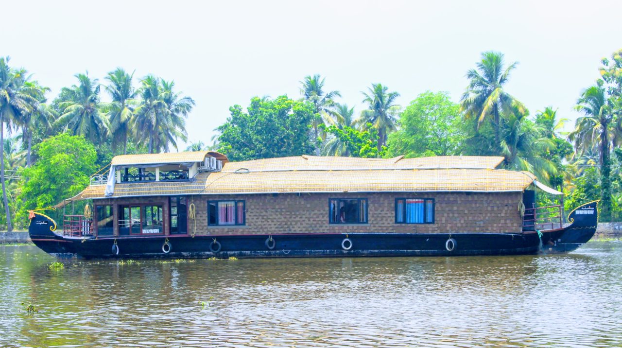 3 Bedroom Deluxe Houseboat - Kumarakom Houseboat Club