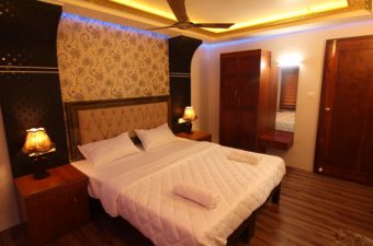 4 Bedroom Luxury houseboat