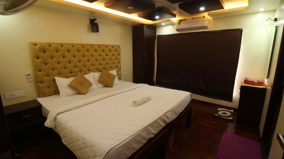 5 Bedroom Luxury Houseboat with Uperdeck