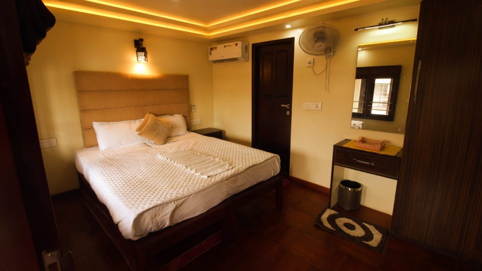 5 Bedroom Luxury Houseboat with Uperdeck
