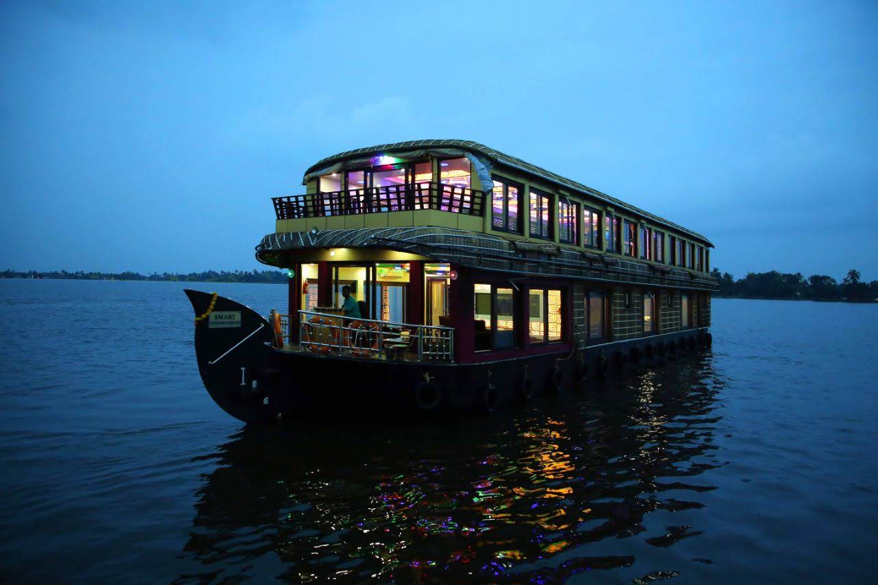 5 Bedroom Super Luxury Houseboat with Upperdeck - Kumarakom Houseboat Club