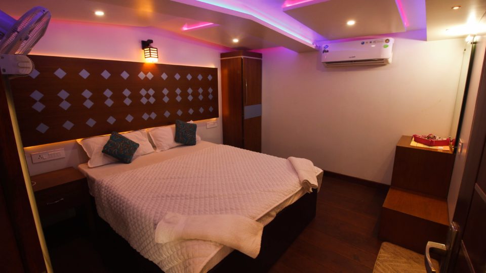 6 Bedroom Luxury Houseboat with Upperdeck