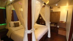 6 Bedroom Luxury Houseboat with Upperdeck