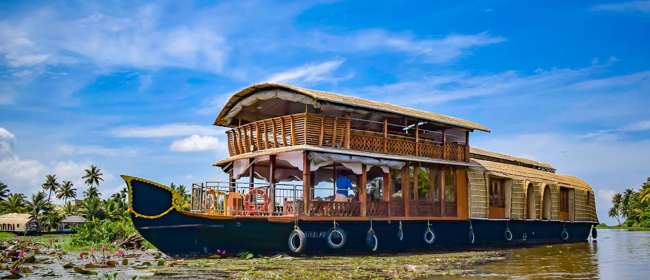 2 Bedroom Premium Houseboat with Upper Deck - Kumarakom Houseboat Club