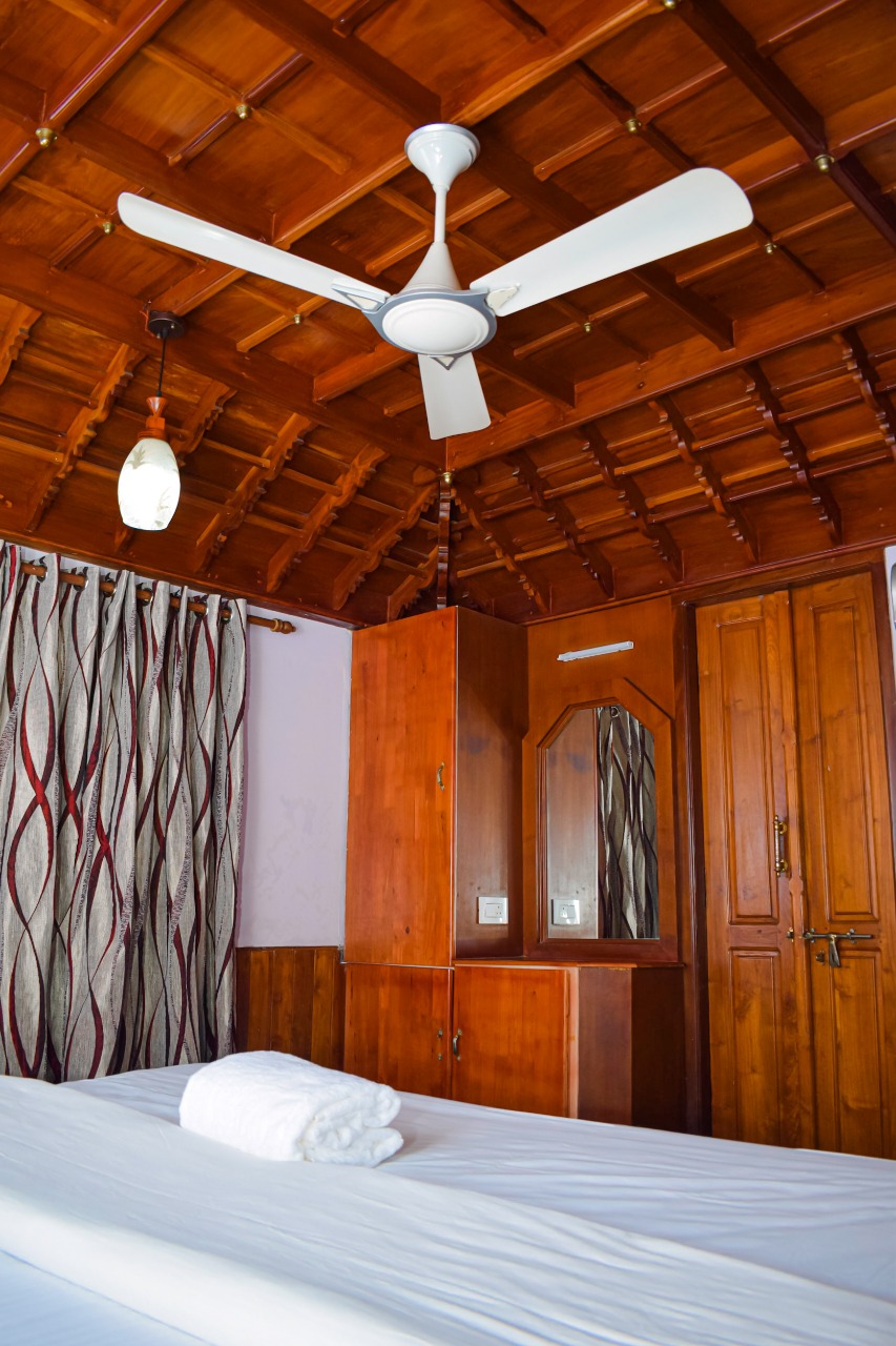 2-bedroom-premium-houseboat-with-upper-deck-kumarakom-houseboat-club